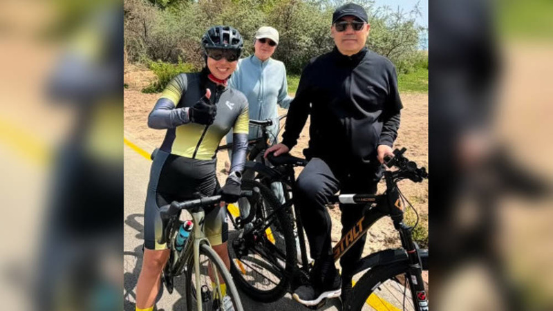 Cyclist shares video of unexpected encounter with presidential couple in Cholpon-Ata