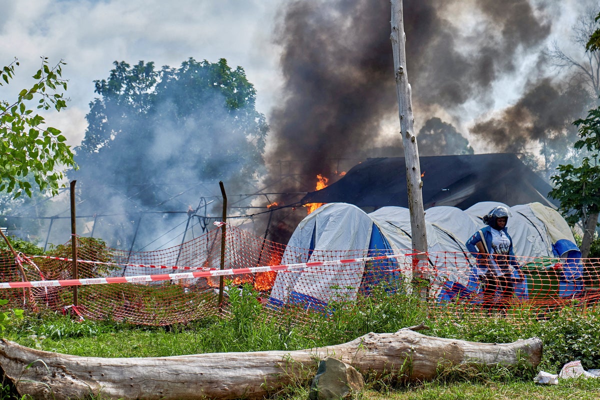 Ebola outbreak: Treatment centre set on fire in Congo amid anger over burial row