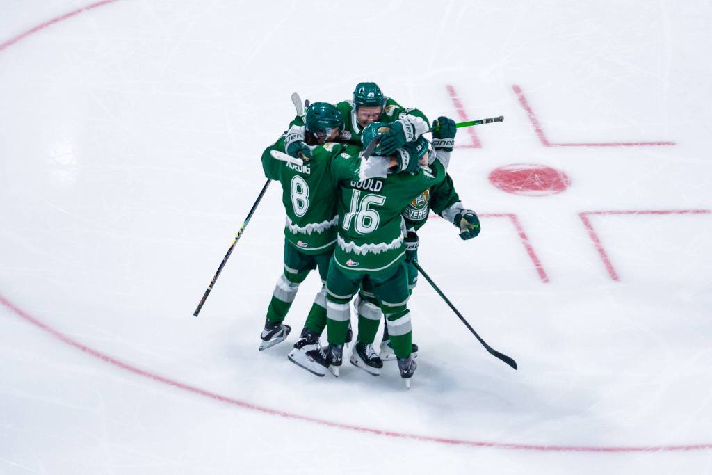 The Everett Silvertips gather to celebrate a goal during their 4-0 win against the Kelowna Rockets in the Memorial Cup round-robin at Prospera Place on May 27, 2026. (Photo courtesy Steve Dunsmoor / CHL)