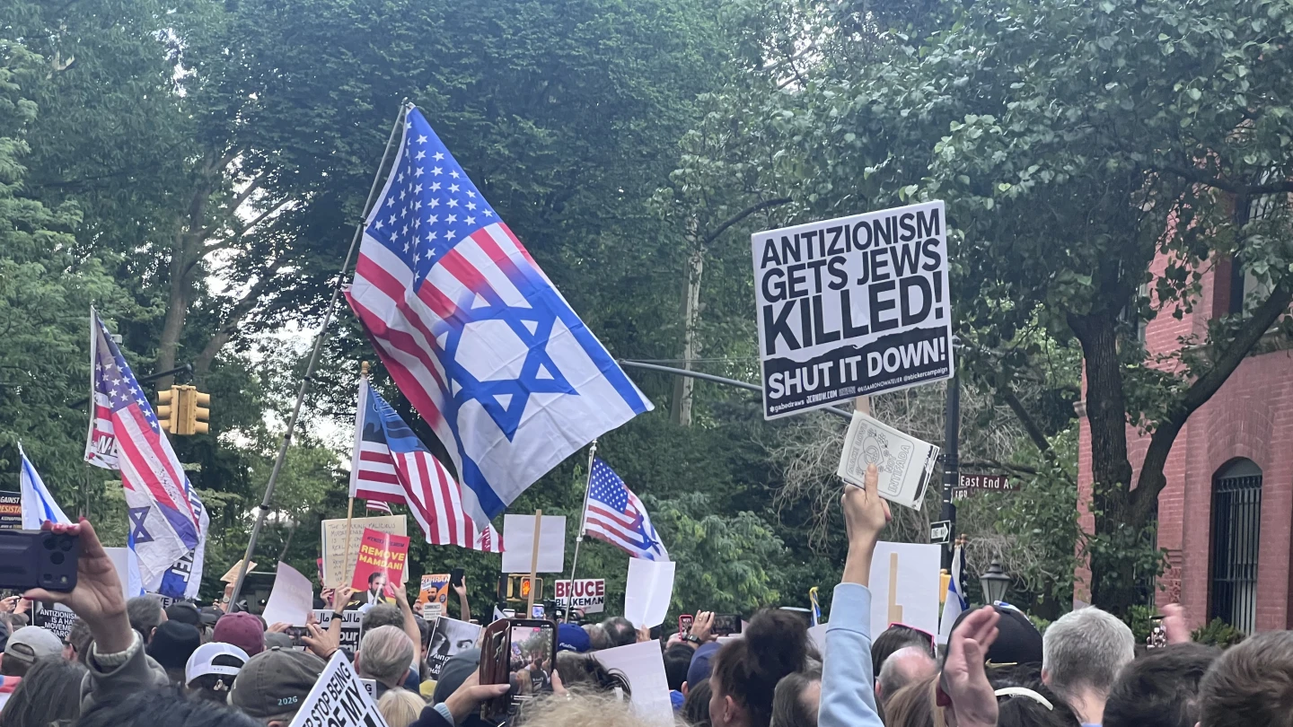 Hundreds gather outside Gracie Mansion calling for Hochul to remove Mamdani - Israel & Jewish News
