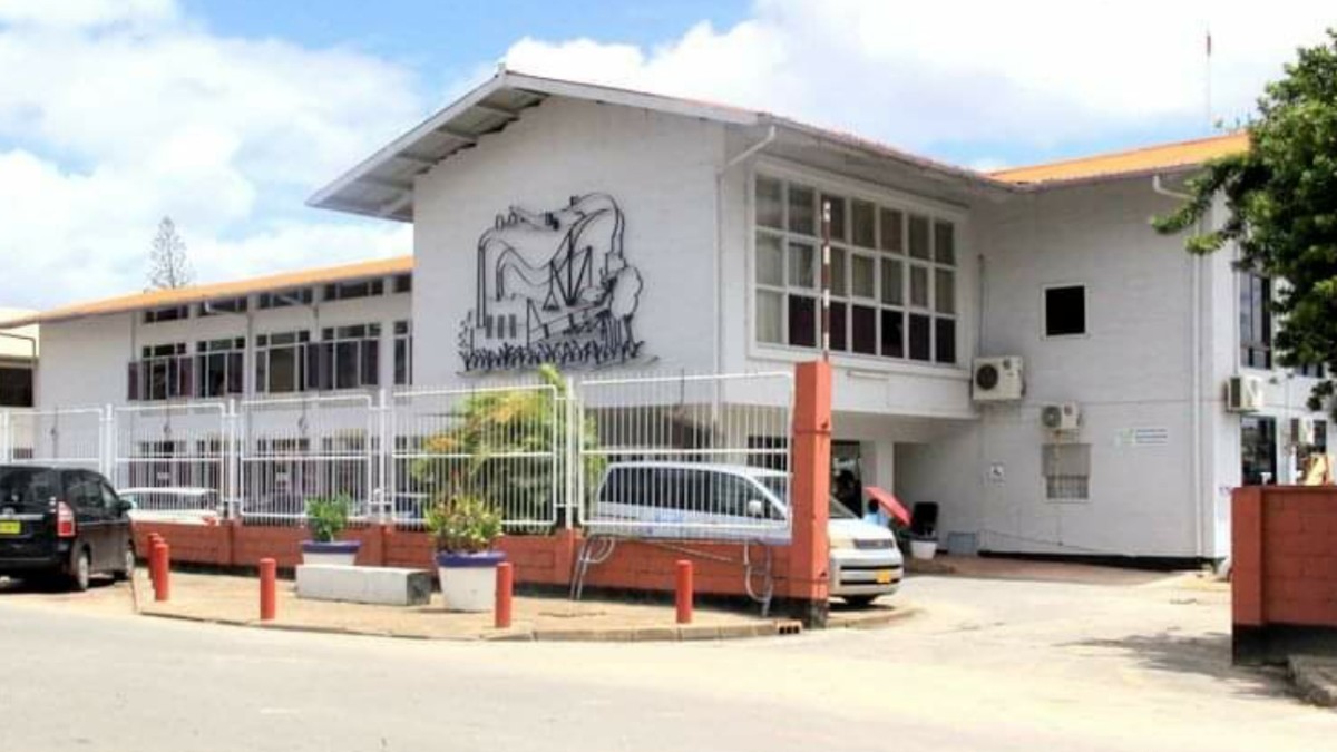 Inbrekers halen kluis leeg in pand commissariaat Paramaribo: flink bedrag buitgemaakt