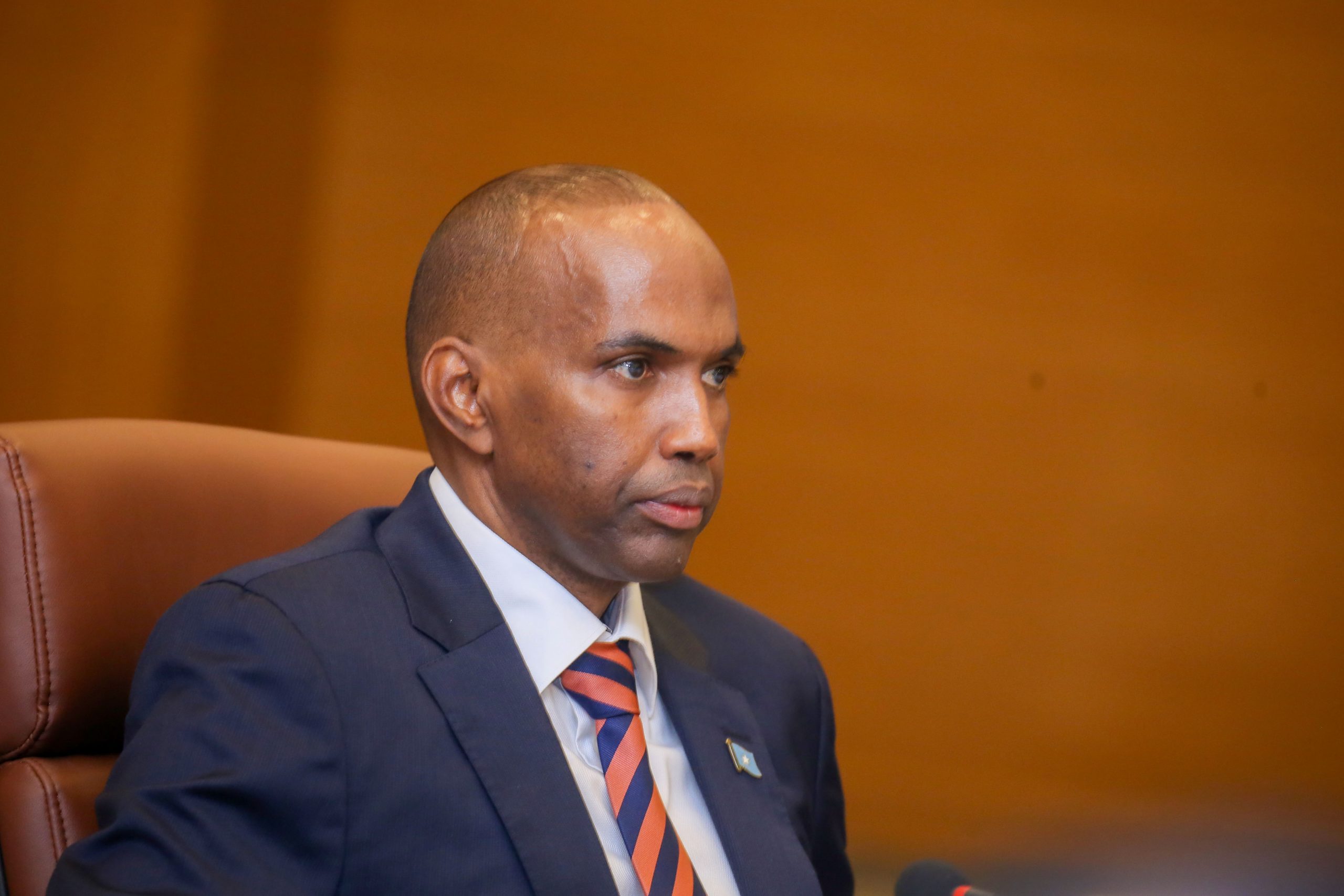 Khayre oo digniin culus u diray Macallin Mahdi