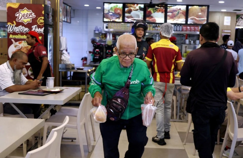 Local elderly delivery rider defies age and hardship to keep family afloat