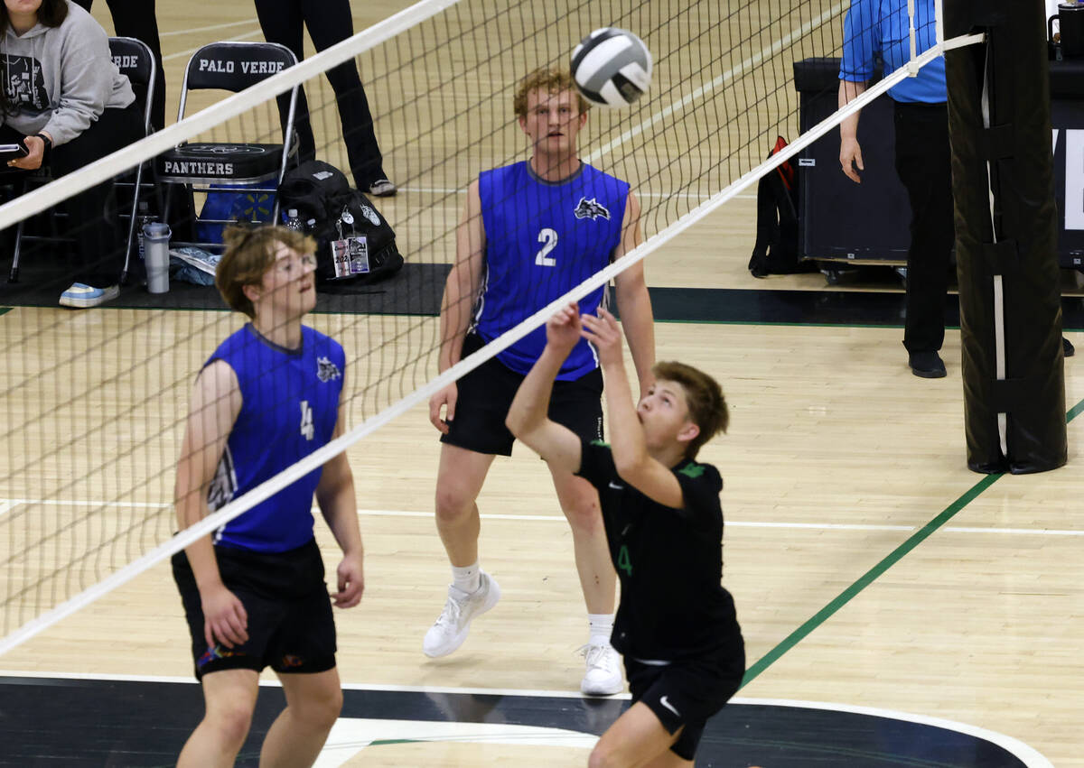 Palo Verde Jagger Mendenhall (4) sets the ball against Basic during a Class 5A boys volleyball ...