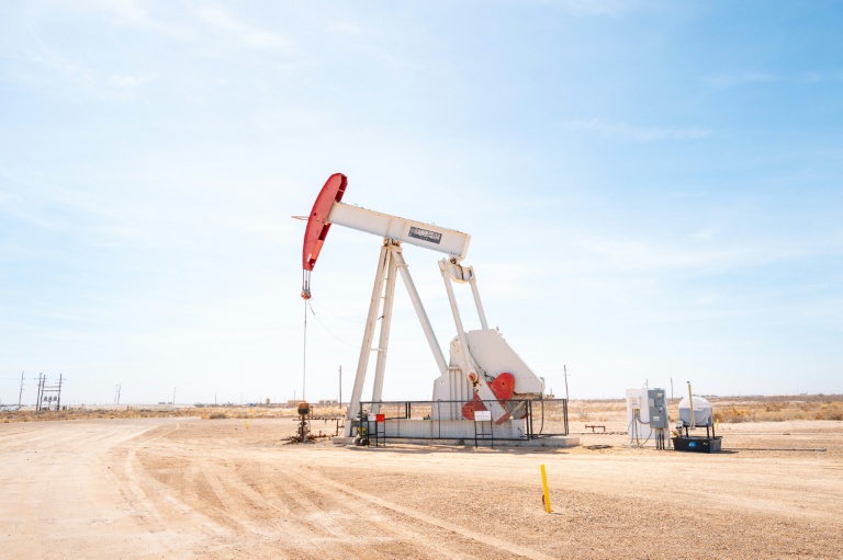 Oil prices tumble, stocks rally on Mideast peace hopes