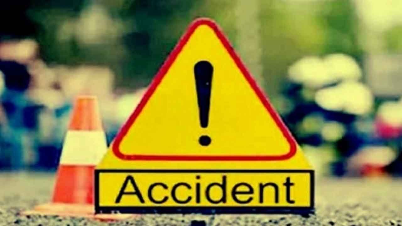 One killed after car collides stationary lorry in Eluru