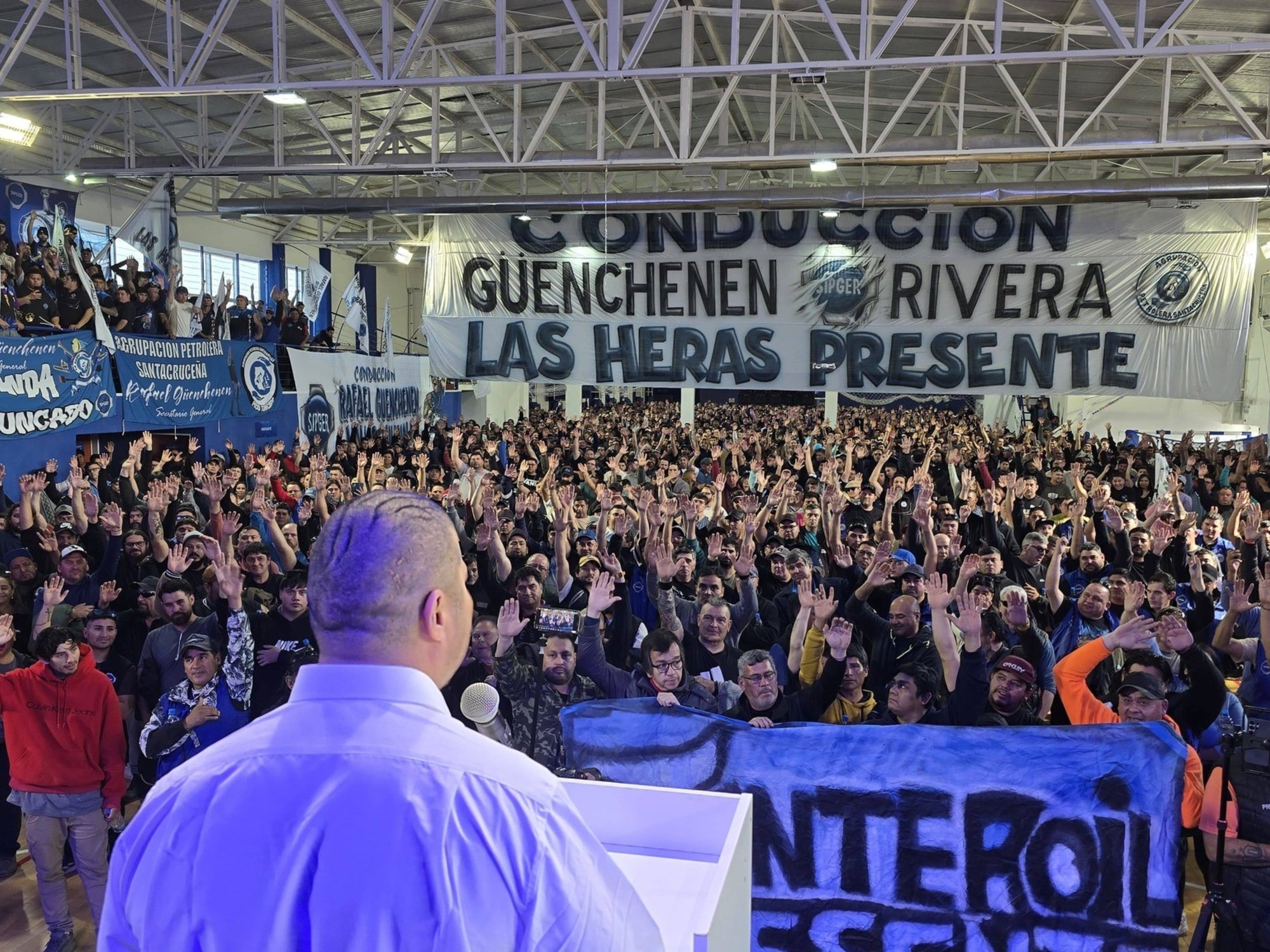 Petroleros de Santa Cruz le exigen al gobernador que le quite la concesión a la empresa de los Neuss, cercanos a Santiago Caputo