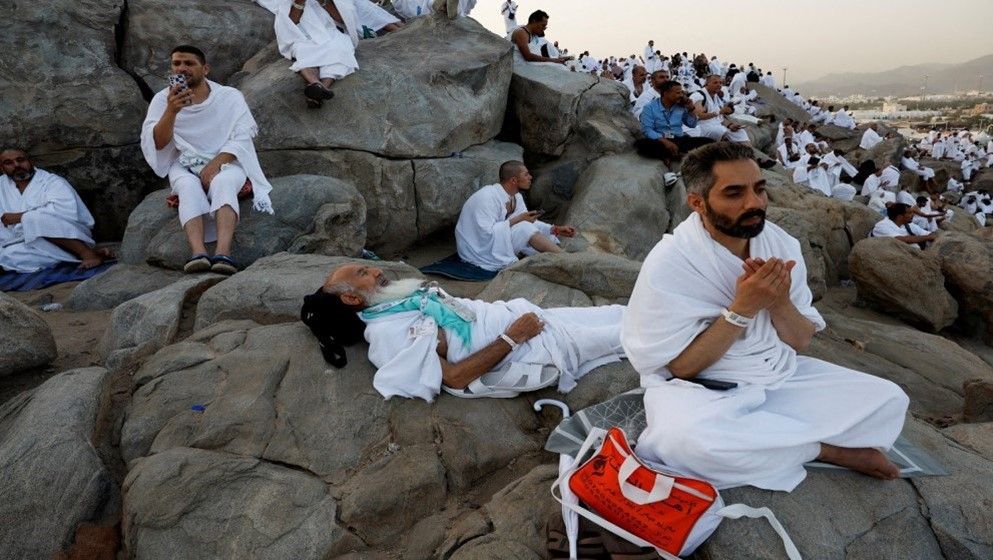 Pilgrims Flock to Arafat to Perform the Core Ritual of Hajj… – CONVEN ...