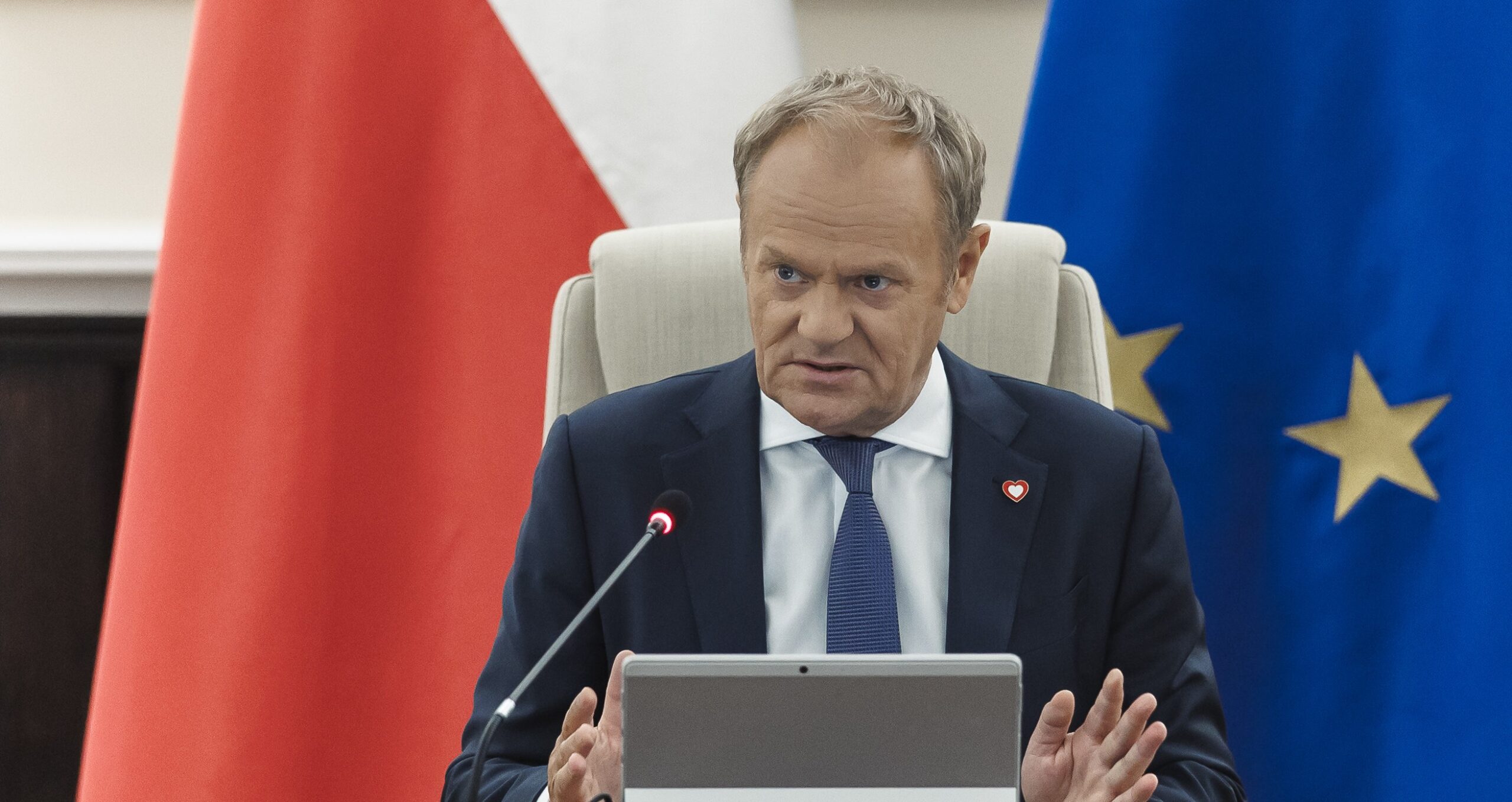 Polish PM hits out at “outrageous” US decision to grant visa to fugitive ex-justice minister