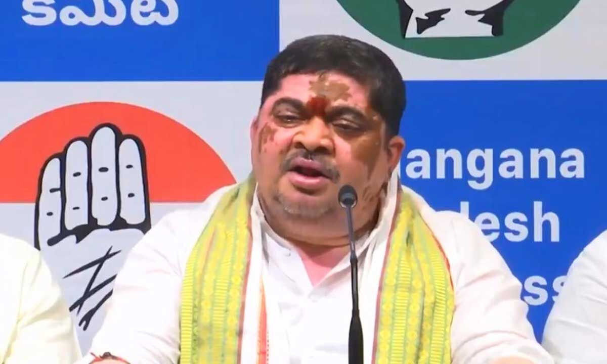 Ponnam Prabhakar urges RTC officials to adopt positive approach to staff