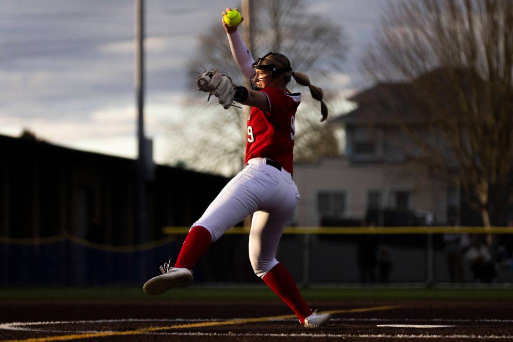 Snohomish’s Abby Edwards pitches during the game against Everett on Thursday, April 16, 2026 in Everett, Washington. (Olivia Vanni / The Herald)