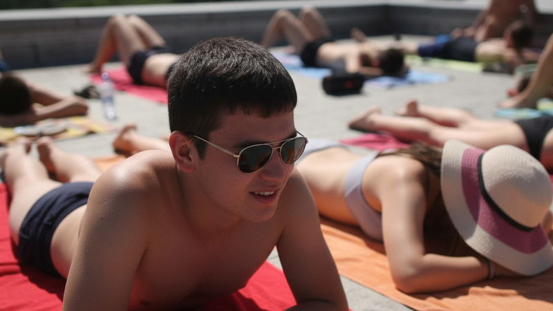 Prolonged sunlight exposure disrupts skin's biological clock and accelerates aging