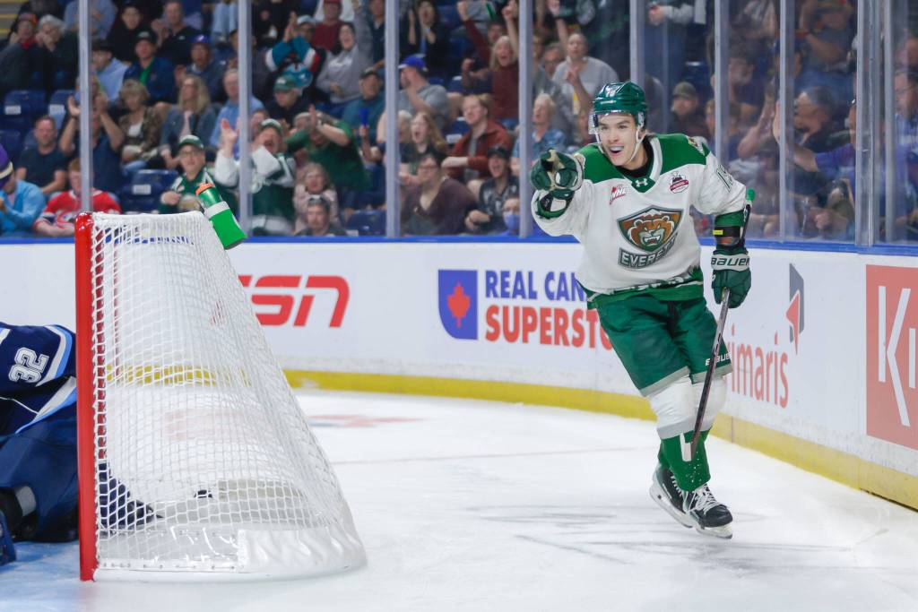 Silvertips forward Zackary Shantz celebrates after scoring in the second period of Everett’s 5-3 win against the Chicoutimi Saguenéens in the Memorial Cup round-robin at Prospera Place on May 23, 2026. (Photo courtesy Steve Dunsmoor / CHL)