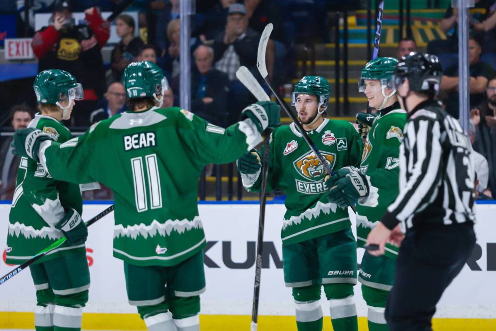 The Silvertips celebrate Landon DuPont’s power-play goal to go up by four during Everett’s 6-1 win against the Chicoutimi Saguenéens in the Memorial Cup semifinal at Prospera Place on May 29, 2026. (Photo courtesy Steve Dunsmoor / CHL)