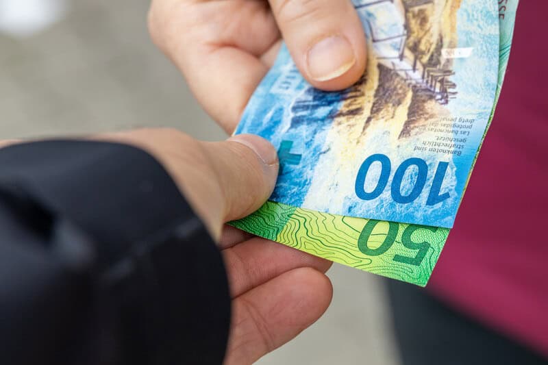 Swiss doctors accused of demanding cash payments before surgery