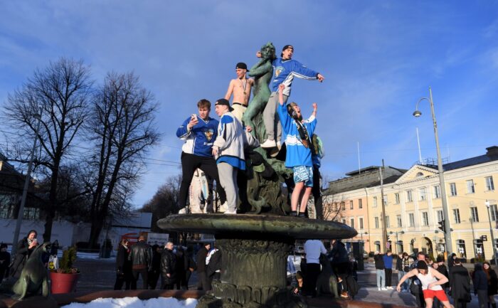 Torilla tavataan: Where Finns meet when the country triumphs