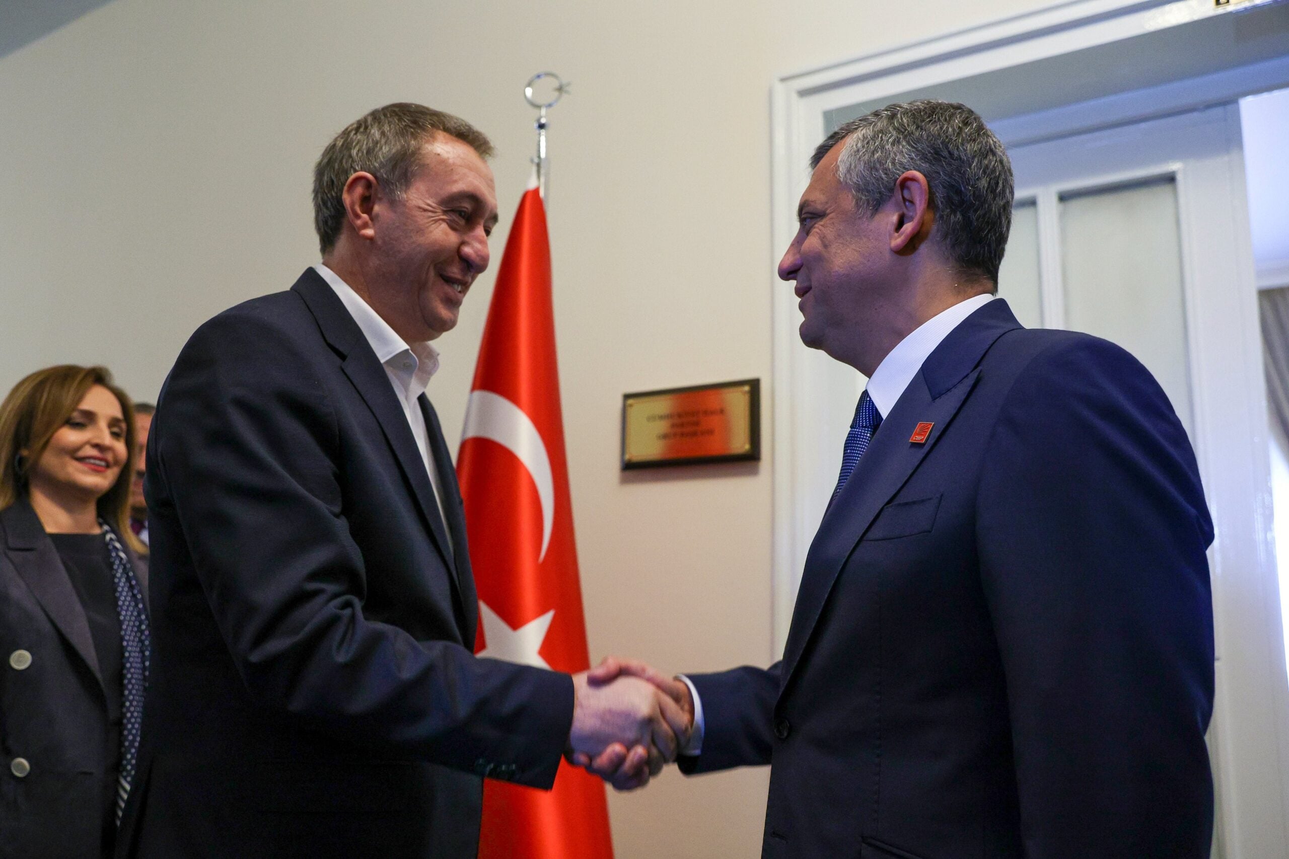 Turkey’s pro-Kurdish party backs ousted opposition chairman after police raid on CHP headquarters