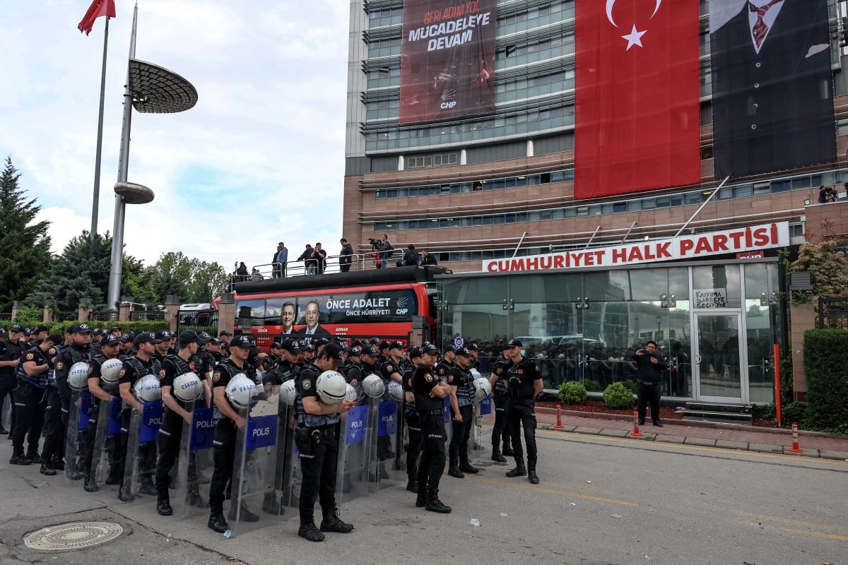 Turkish riot police use tear gas to enter CHP headquarters