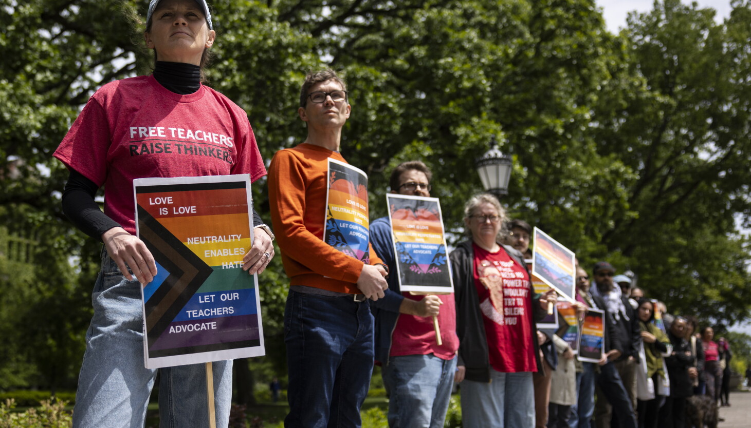 U. of C. faculty and parents protest Lab School policy they say limits classroom discussion, inclusion