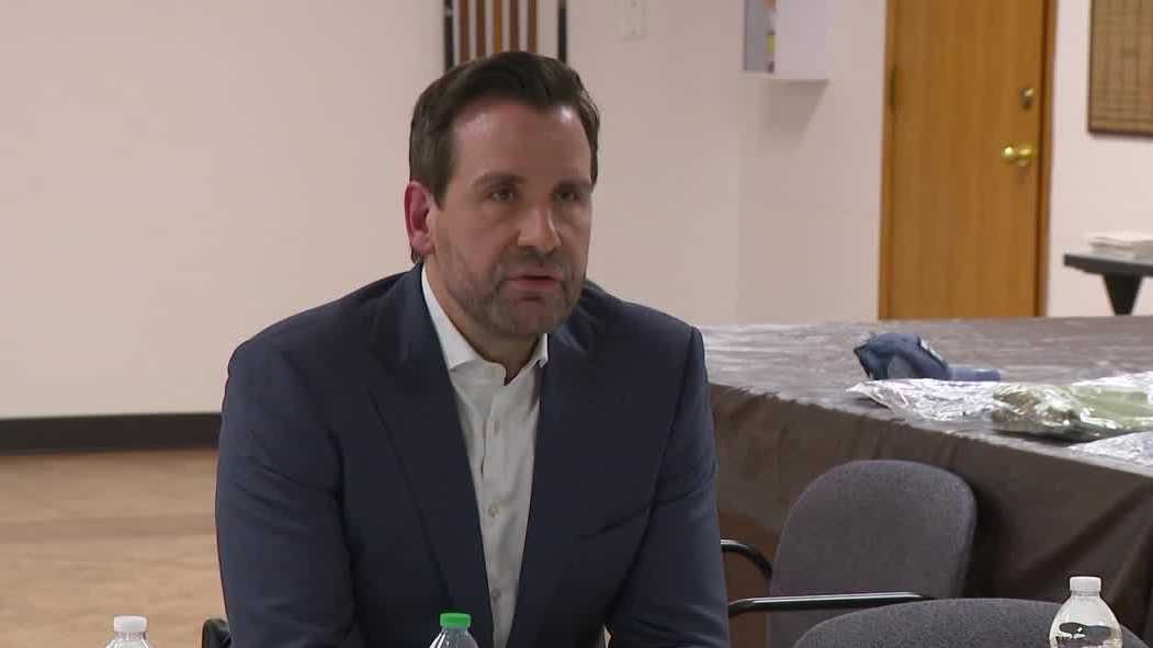 U.S. Senate candidate Josh Turek discusses veterans' issues at Des Moines roundtable