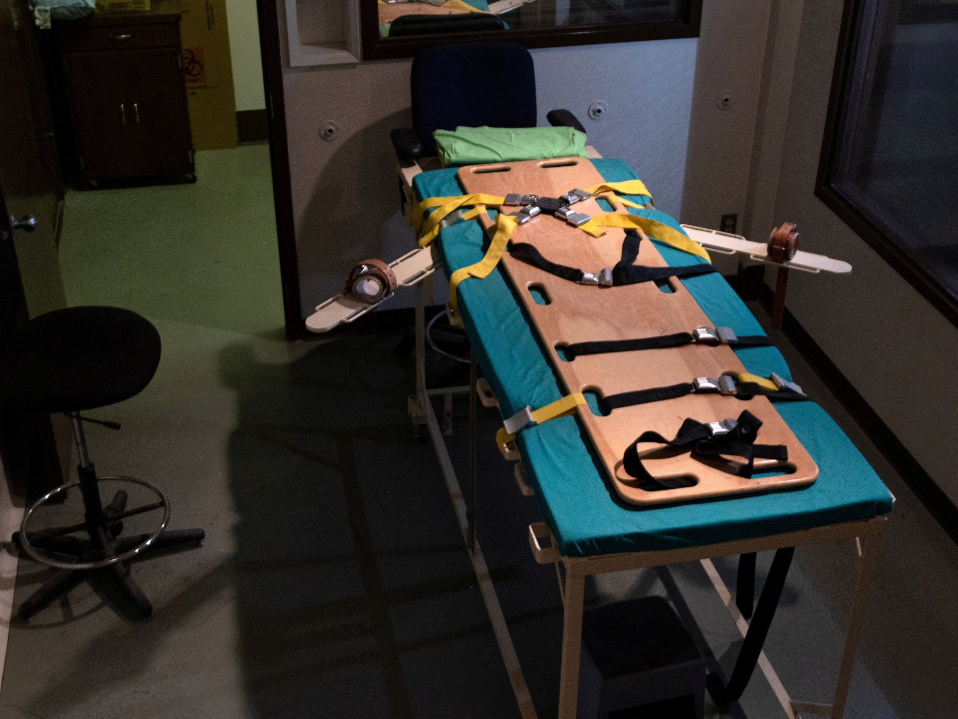 US lawyers say man on death row could be executed with expired lethal drugs | Death Penalty News