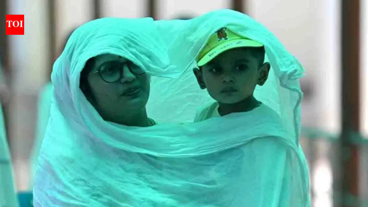 Unbearable heat locks citizens indoors; hot spell to continue | Prayagraj News