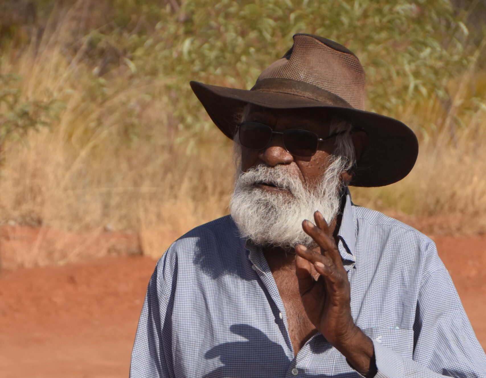 Jerry Jangala running a question-and-answer session out on country for participants in the workshop. Image by Anthony Ham.