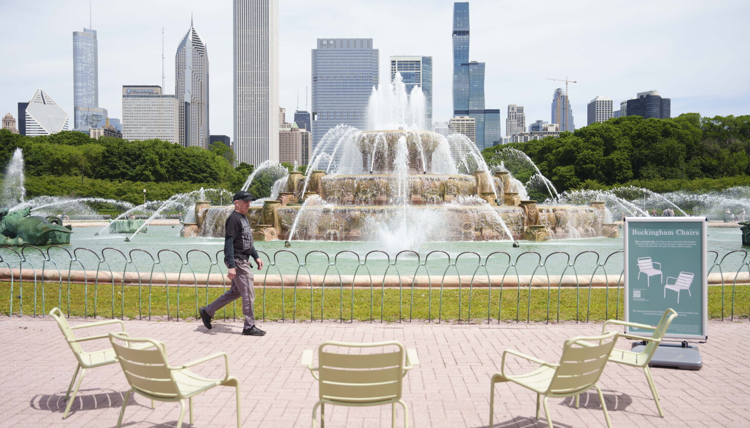 Visitors kick back and relax as Parisian chairs debut at Buckingham Fountain