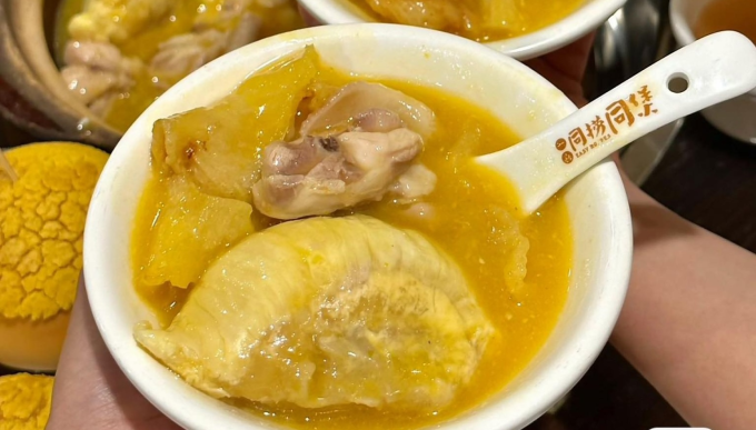 Wife of Vietnamese football star tries durian chicken hotpot in China