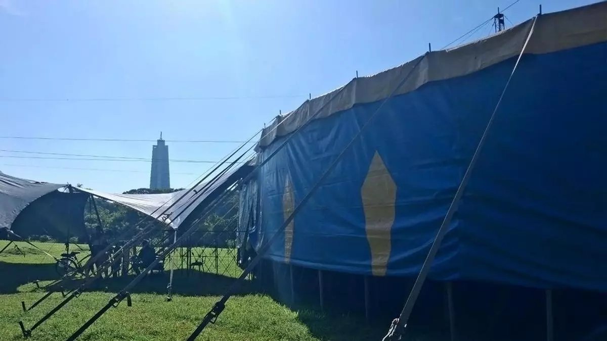 A Circus in Front of Power, a City Growing Ever More Alone