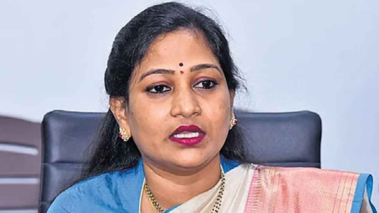 AP Home Minister Anitha lays stone for fish landing centres at Boyapadu and Dondavaka coasts