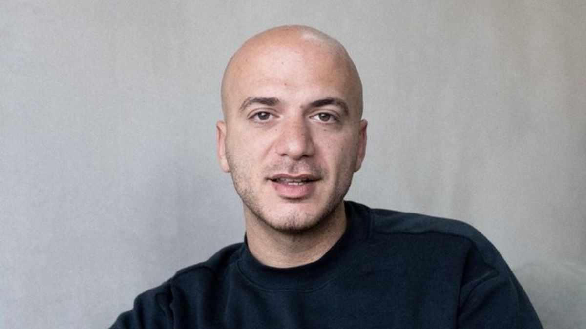 Syrian activist and filmmaker Hassan Akkad has provided new details about his recent five-day detention in Damascus, explaining that his arrest was triggered by a complaint accusing him of “defamation, slander, and libel” filed by Syrian journalist Mousa al-Omar.