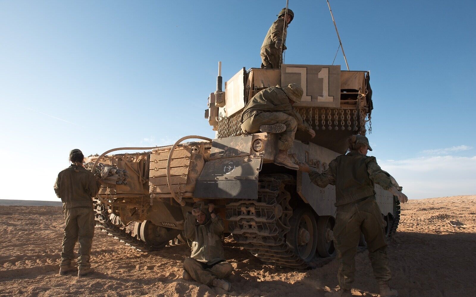 After rabbis' threat, IDF says men and women won't serve in same tanks