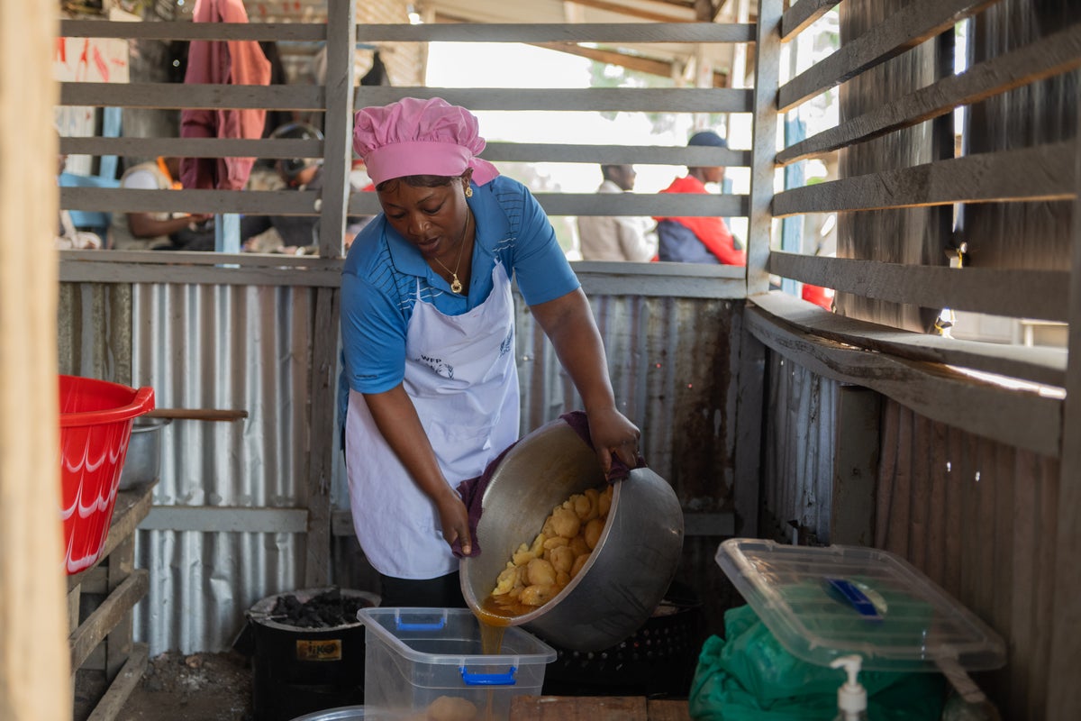 As Congo grapples with Ebola, volunteers cook up meals to support patients and health workers
