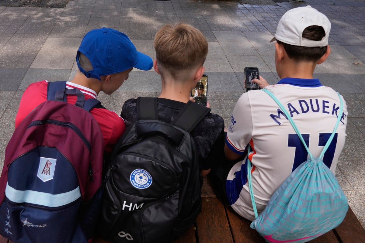 Australia plans to strengthen laws banning children from social media