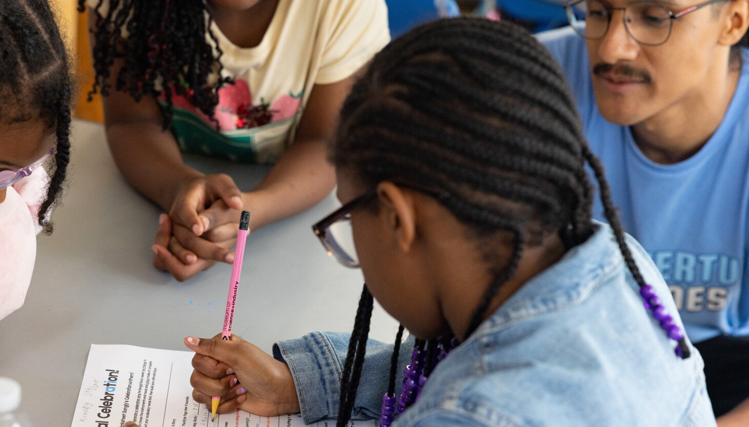 Can kids learn to use AI without touching a screen? This Chicago after-school program is betting on it