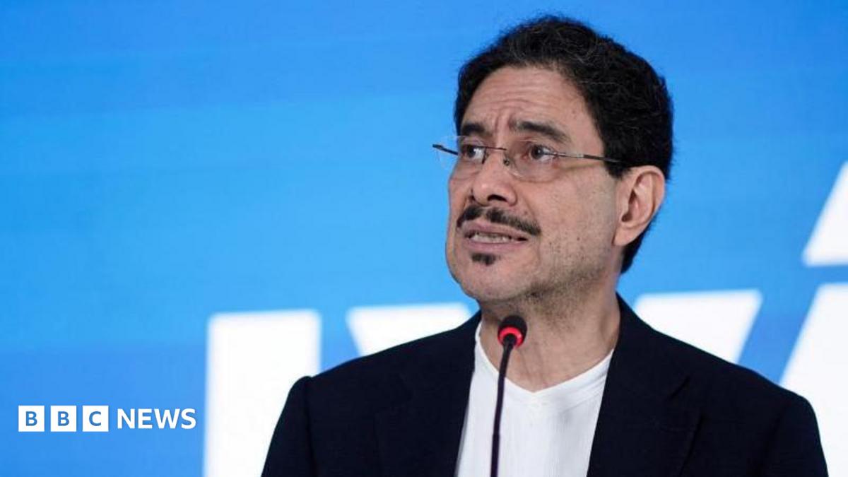Colombian presidential candidate Abelardo de la Espriella greets supporters following preliminary results that show him leading leftist Ivan Cepeda, in Barranquilla, Colombia, 21 June 2026.