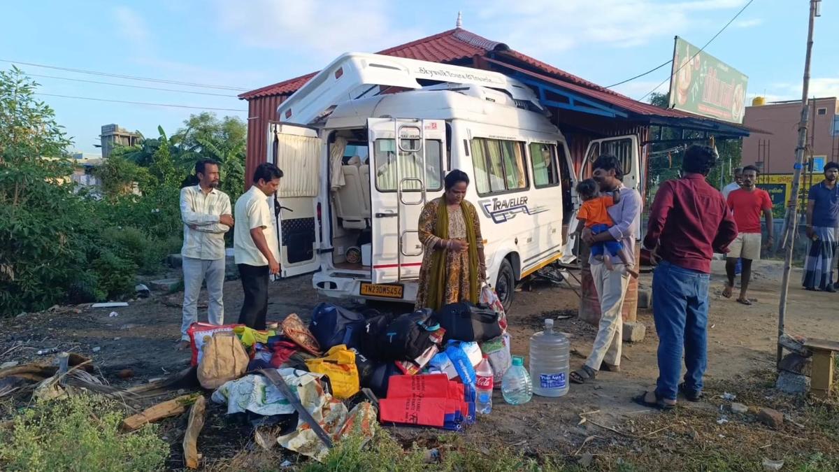 Five devotees injured after van crashes into shops in Tirupattur
