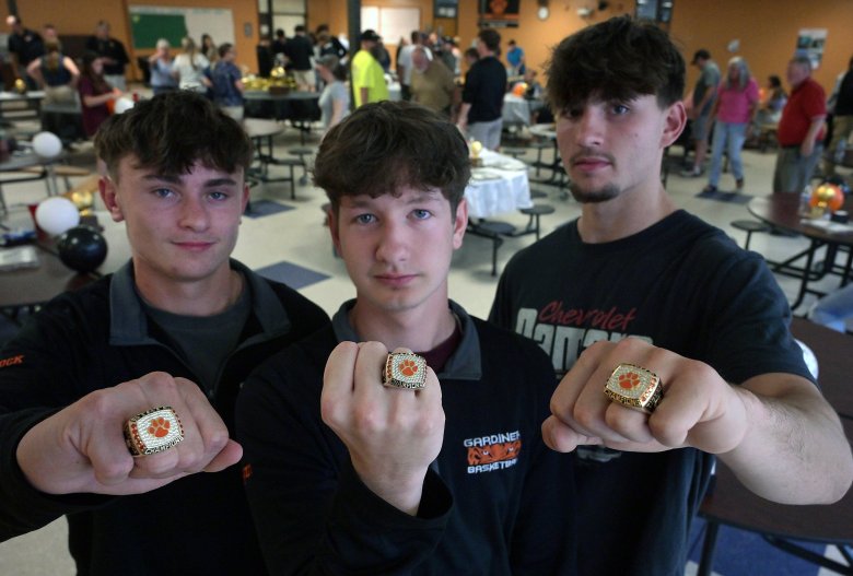 Gardiner boys basketball celebrates its first title with ring ceremony