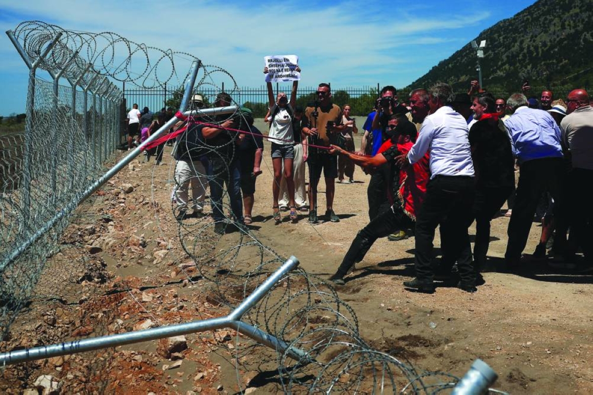Hundreds of Albanians tear down the fence on Kakome beach during protestsSerbian Monitor