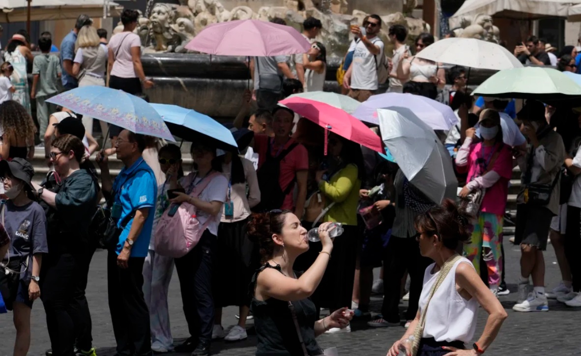 Six cities on red alert for weather Tourists sheltering under umbrellas as they line up to enter the Pantheon in Rome, July 8, 2023 during the heatwave. Gregorio Borgia/AP