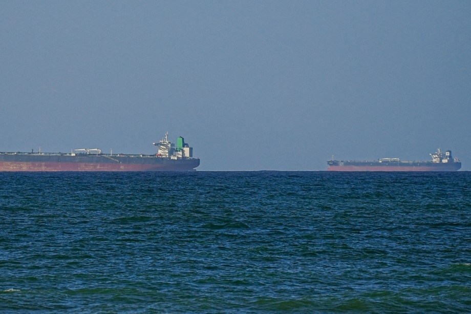 Iranian ships cross US naval blockade area without obstruction for 1st time after deal: Report