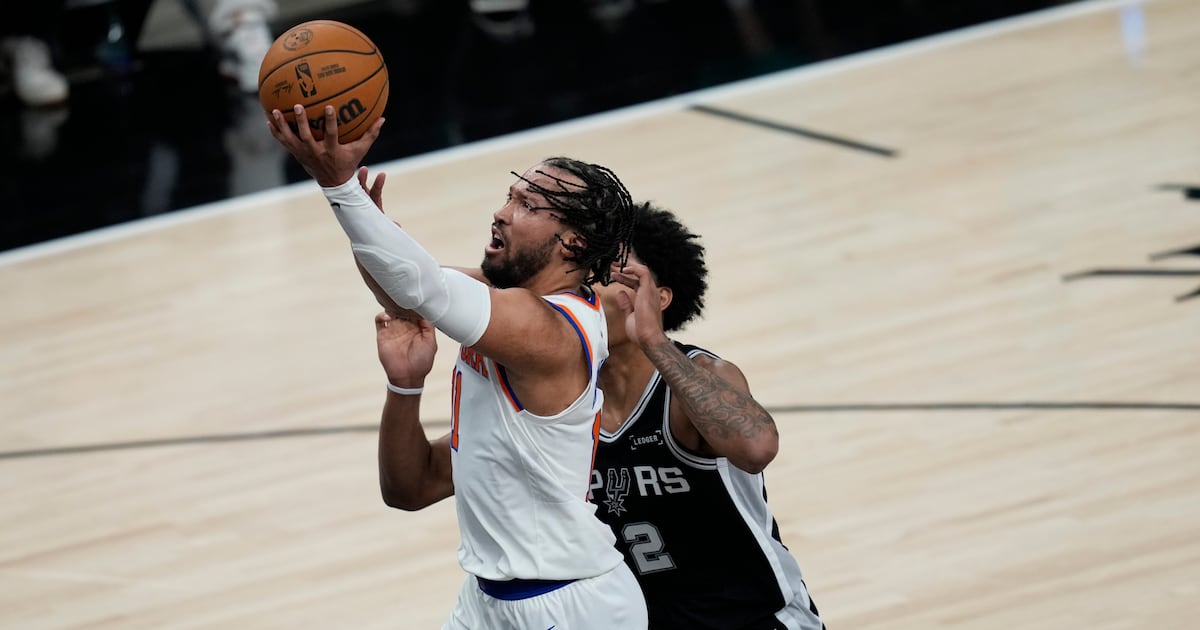Jalen Brunson scores 30 points as Knicks beat the Spurs 105-95 in Game 1 of NBA Finals