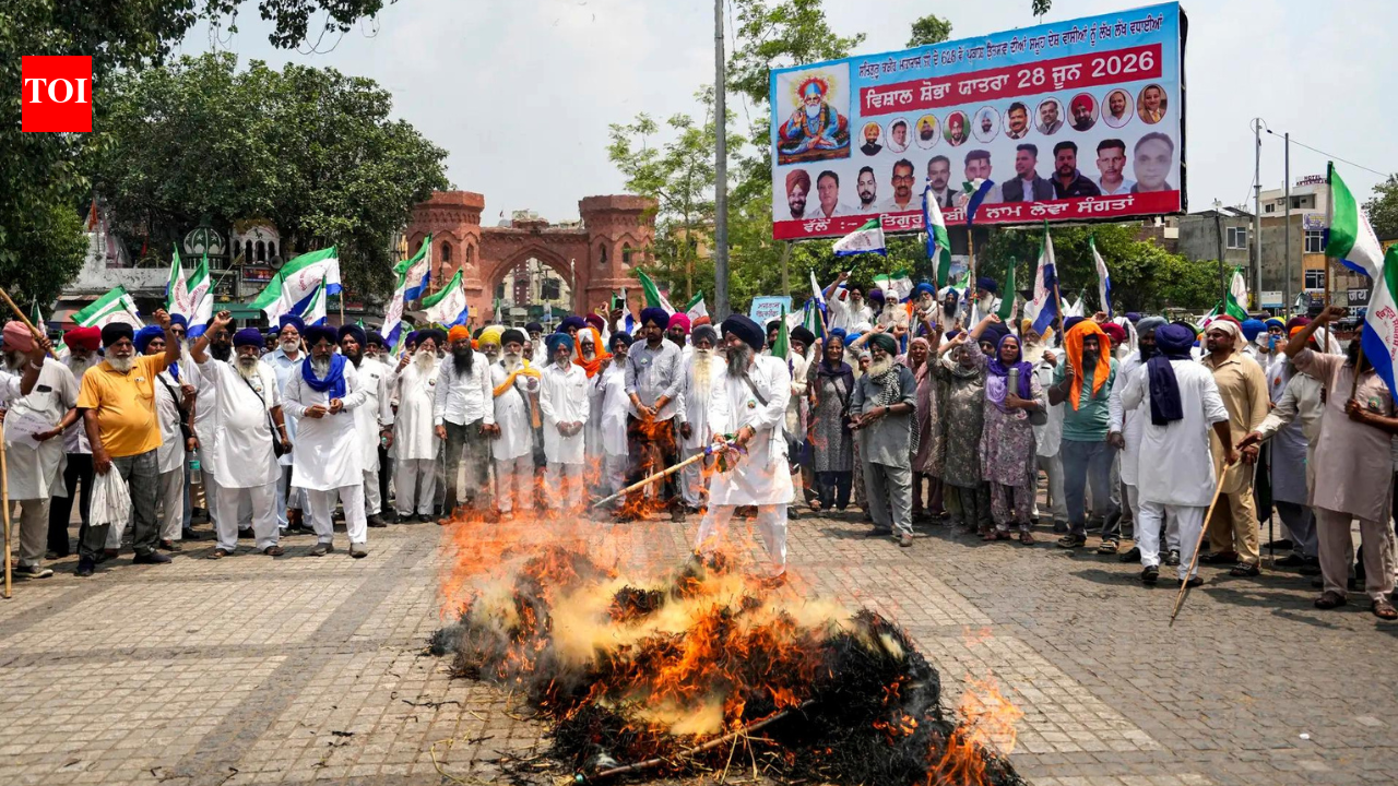 Kisan Mazdoor Morcha: ‘Anti-farmer and anti-worker’: Kisan Mazdoor Morcha protest India-US trade deal, burn effigies of PM Modi and Donald Trump | India News