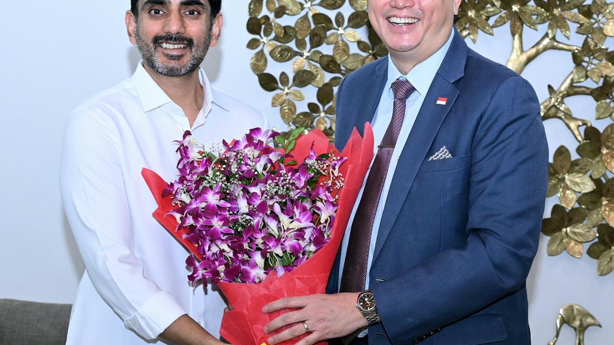 Lokesh, Singapore Consul General discuss investment cooperation