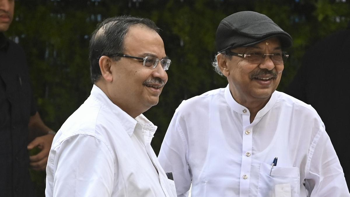 Loyalists rally behind Mamata, say an ousted leader cannot lead Trinamool in Assembly