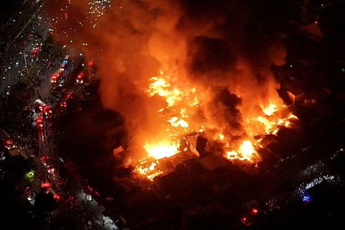 Massive fire engulfs hundreds of homes in central Jakarta