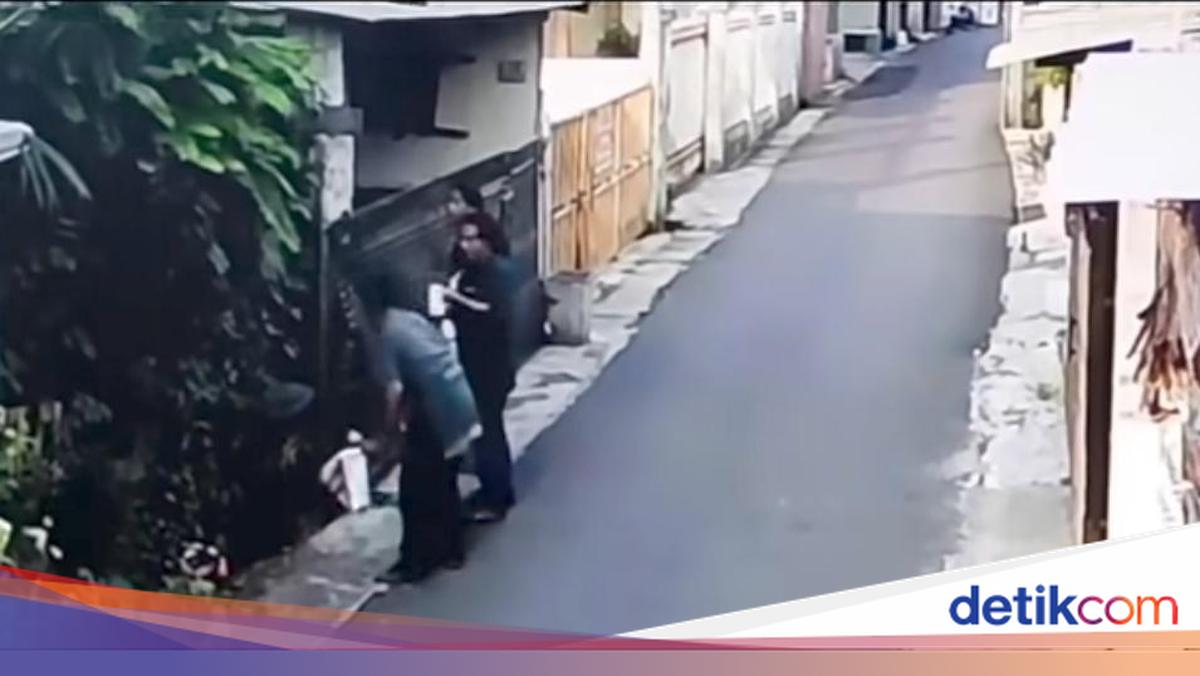 Momen Pengamen Genjrang-genjreng lalu Bakar Pagar Rumah Warga di Bekasi