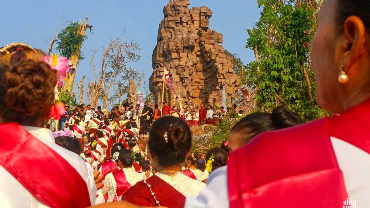 Nearly 3,000 Thais Visit Takrabei Temple and 350 Mountain Before Temporary Closure