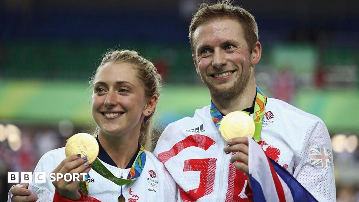 Laura and Jasno Kenny hold up their Olympic gold medals